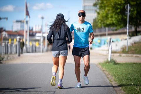 Bremer Marathon 2025: Emin da Silva (r.) hat schon viele ungewöhnliche Läufe absolviert
