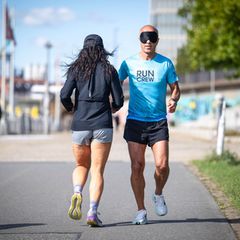 Bremer Marathon 2025: Emin da Silva (r.) hat schon viele ungewöhnliche Läufe absolviert