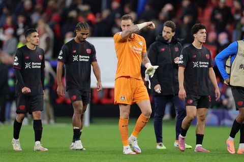 Keeper Mark Flekken nach dem Remis mit der Mannschaft. Foto: Rolf Vennenbernd/dpa