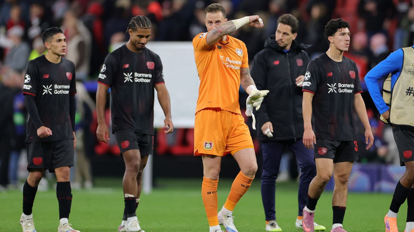Keeper Mark Flekken nach dem Remis mit der Mannschaft. Foto: Rolf Vennenbernd/dpa
