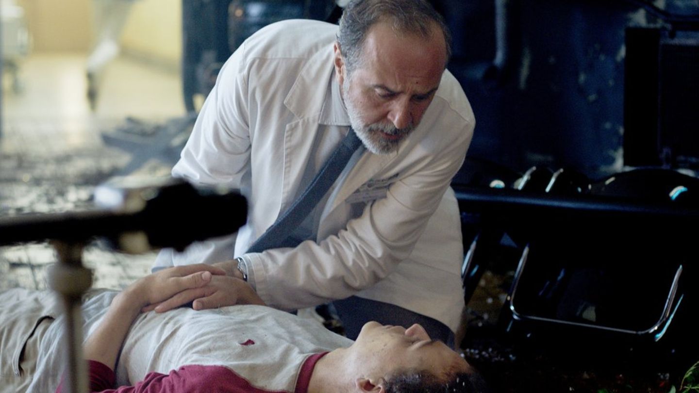 "Doktor Ballouz: Ein Sturm zieht auf": Doktor Ballouz (Merab Ninidze, h.) versorgt den verunglückten Juri (David Ali Rashed).