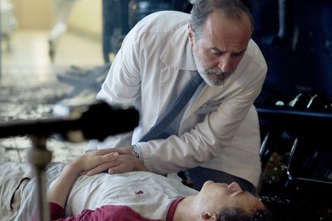 "Doktor Ballouz: Ein Sturm zieht auf": Doktor Ballouz (Merab Ninidze, h.) versorgt den verunglückten Juri (David Ali Rashed).