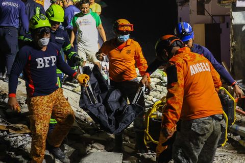 Erdbeben auf den Philippinen: Rettungskräfte tragen die Leichen eines Jungen und seiner Mutter