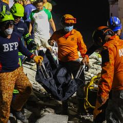 Erdbeben auf den Philippinen: Rettungskräfte tragen die Leichen eines Jungen und seiner Mutter