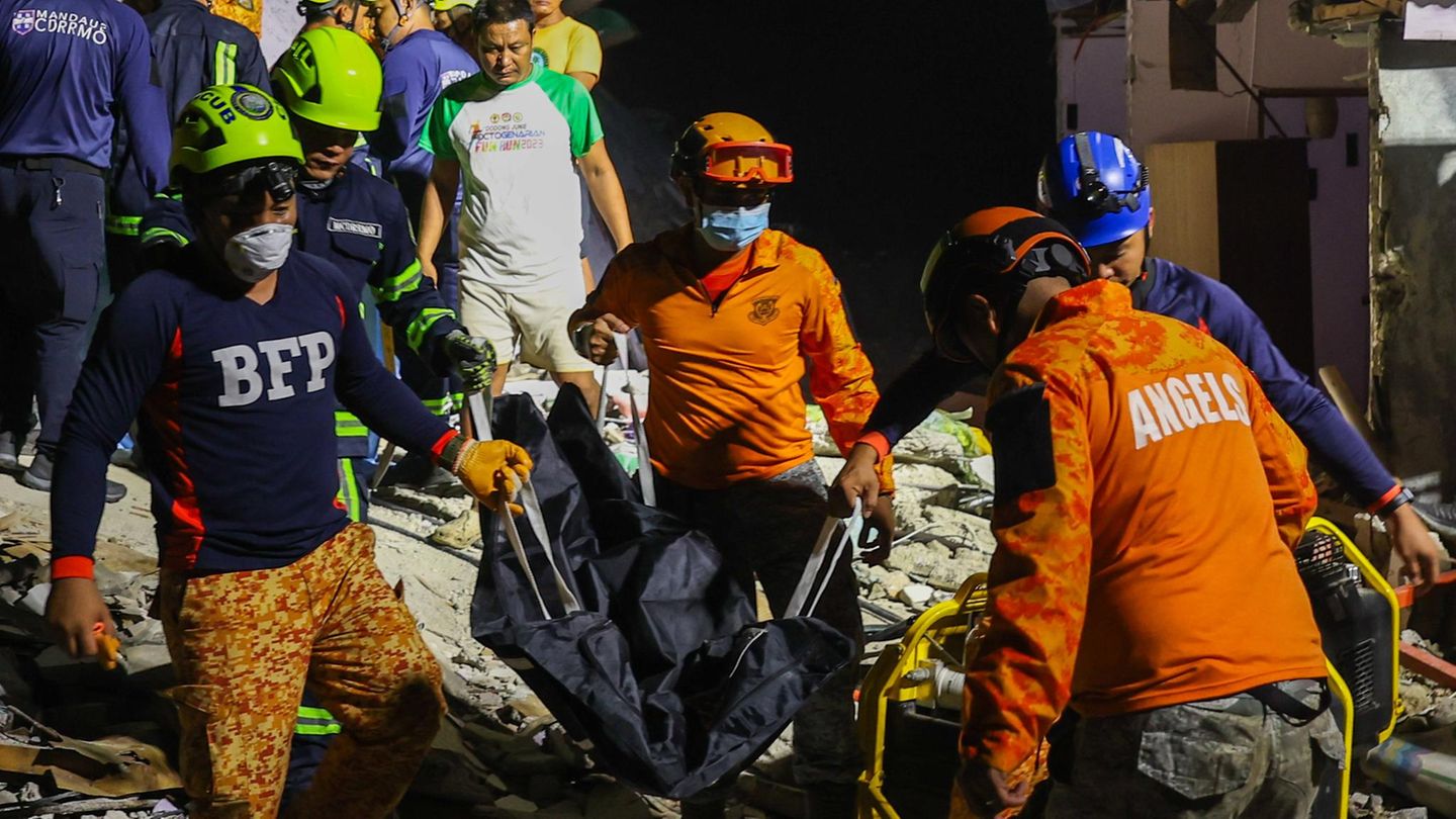Erdbeben auf den Philippinen: Rettungskräfte tragen die Leichen eines Jungen und seiner Mutter