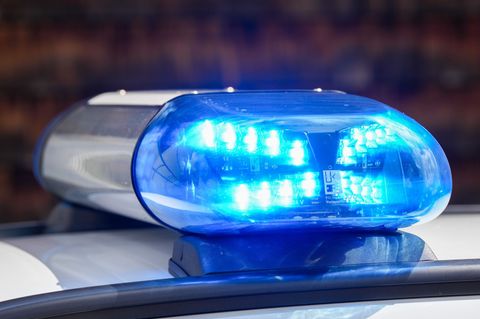 Polizei und Krankenwagen eilen den Verletzten zu Hilfe. (Symbolbild) Foto: Soeren Stache/dpa
