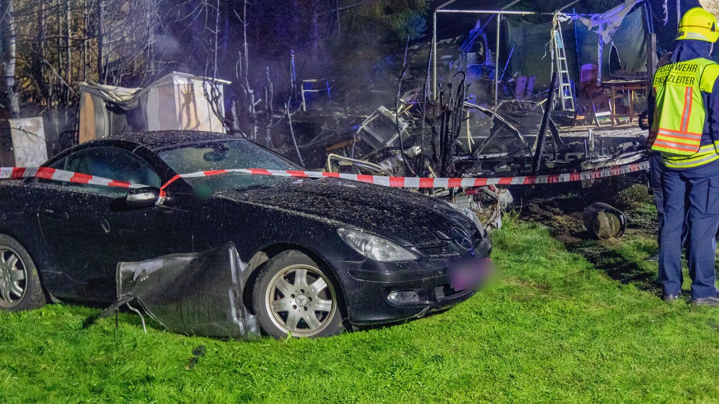 Eine Explosion hat nach Polizeiangaben zu dem Wohnwagenbrand geführt. Foto: KEC/Fuldamedia/dpa