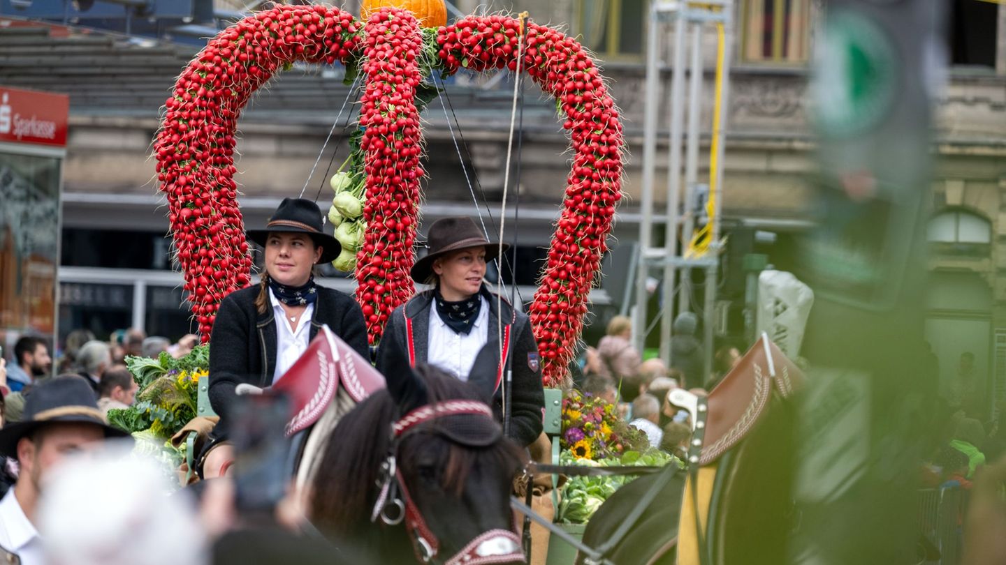 Erntedank ist ein Fest voller Traditionen - dazu gehört auch der Erntedankfestzug in Fürth, wo eine Erntekrone aus Radieschen ge