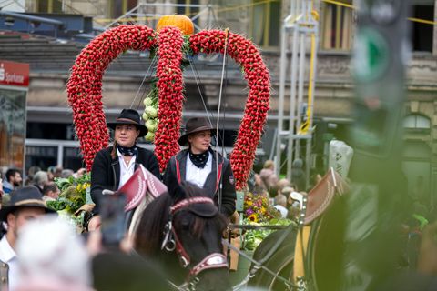 Erntedank ist ein Fest voller Traditionen - dazu gehört auch der Erntedankfestzug in Fürth, wo eine Erntekrone aus Radieschen ge