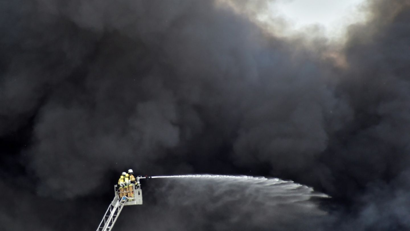 Feuerwehrmann bei einem Einsatz in Berlin