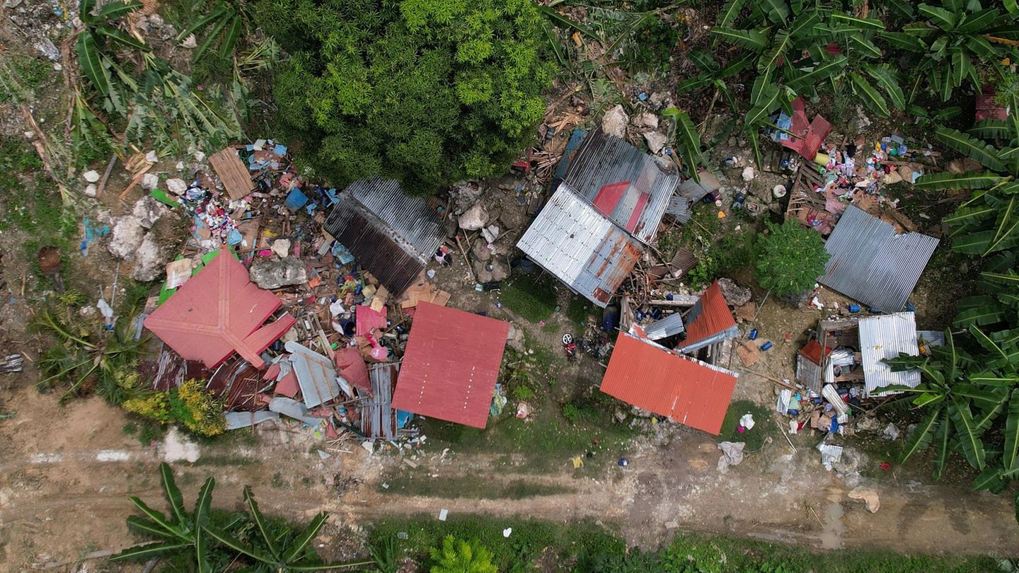 Bogo, Philippinen. Beschädigte Häuser liegen nach einem Erdrutsch, der durch das starke Erdbeben am Dienstag verursacht wurde, am Fuße eines Hangs. Nach Angaben des Katastrophenschutzes sind fast 300 Menschen verletzt worden und mindestens 72 Menschen gestorben (Stand Donnerstagmorgen)