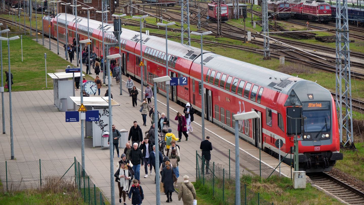 Der RE4 in Brandenburg fährt nach Bahnangaben wieder regulär. (Archivbild) Foto: Soeren Stache/dpa