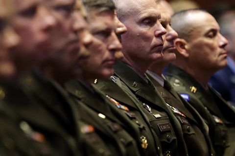 Versteinerte Gesichter. Hochrangige US-Militärs bei der Rede von Präsident Donald Trump auf dem Marine-Corps-Stützpunkt Quantico