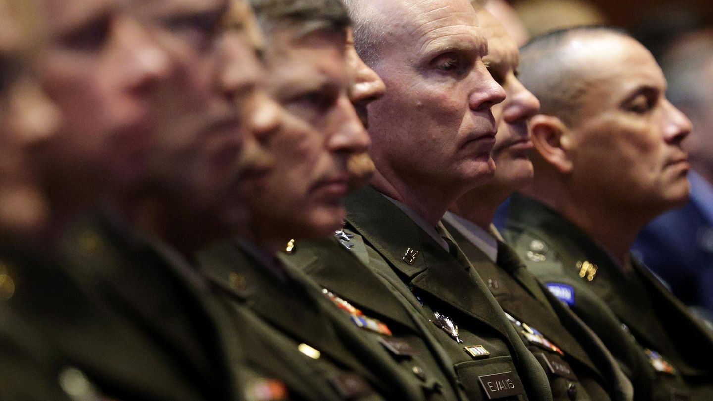 Soldaten stehen in einer Reihe. Sie tragen Uniformen.