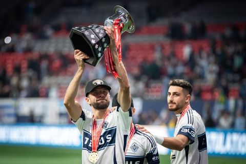 Thomas Müller (l) gewann mit den Vancouver Whitecaps die kanadische Meisterschaft. Foto: ETHAN CAIRNS/The Canadian Press/AP/dpa