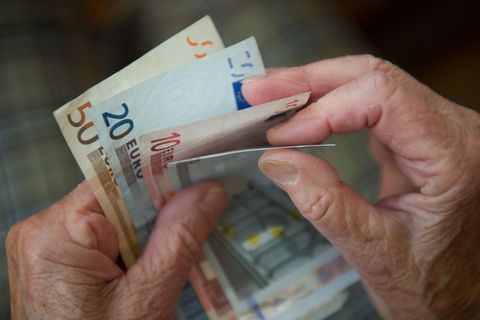 Manche Rentner kommen kaum über die Runden, andere haben relativ hohe Einkommen. (Symbolbild) Foto: Marijan Murat/dpa/dpa-tmn