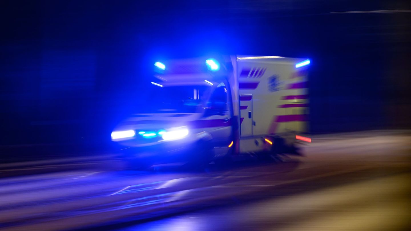 Rettungskräfte bringen einen 47-jährigen Autofahrer in eine Klinik, nachdem er mit dem Wagen eines Ehepaares zusammengestoßen wa