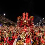 Legendär, launig, lebensfreudig: Der Karneval in Rio de Janeiro ist vielleicht das größte Straßen- und Verkleidungsfest der Welt, ganz sicher ist es das spektakulärste. Höhepunkt der sechstägigen Riesensause ist die Parade der Sambaschulen im Sambodrom