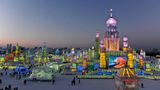 Europa feiert Weihnachten, in China beginnt die "Ice and Snow World", das weltgrößte Eis- und Schneefestival. Künstler schnitzen Skulpturen jeder Größe aus dem gefrorenen Wasser, und stellen sie in der nordchinesischen Stadt Harbin bis ins neue Jahr aus. Das Festivalgelände selbst wird bunt beleuchtet und ist auch Nachts geöffnet