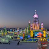 Europa feiert Weihnachten, in China beginnt die "Ice and Snow World", das weltgrößte Eis- und Schneefestival. Künstler schnitzen Skulpturen jeder Größe aus dem gefrorenen Wasser, und stellen sie in der nordchinesischen Stadt Harbin bis ins neue Jahr aus. Das Festivalgelände selbst wird bunt beleuchtet und ist auch Nachts geöffnet