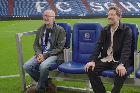 Peter Lohmeyer (li.) muss wegen seines Sohnes Louis Klamroth im Schalke-Stadion leiden.