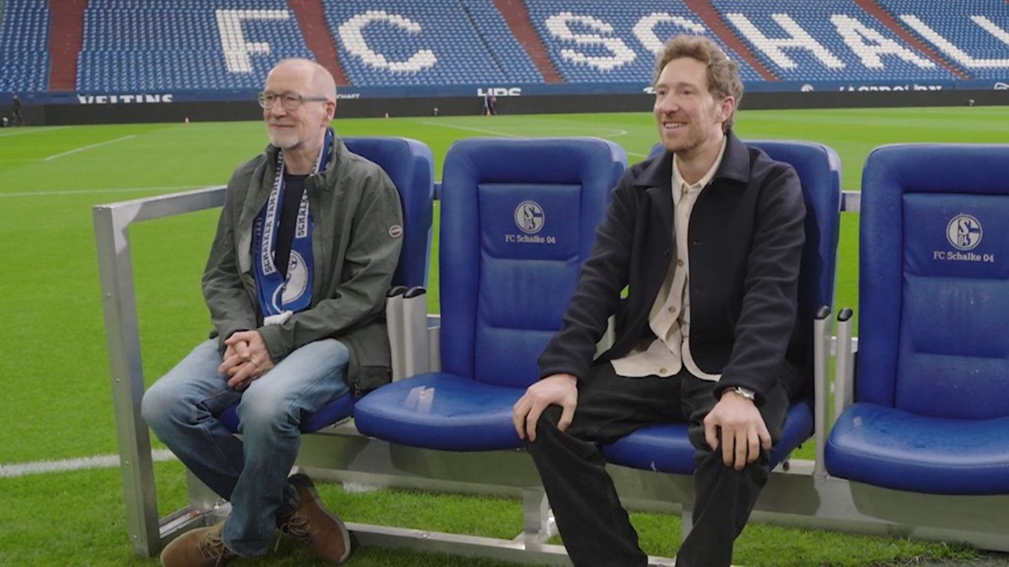 Peter Lohmeyer (li.) muss wegen seines Sohnes Louis Klamroth im Schalke-Stadion leiden.