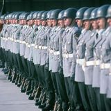 Soldaten mit Stahlhelmen