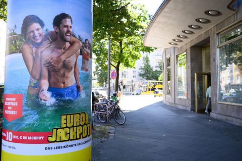 Der Gewinner des Eurojackpots in Berlin wird noch gesucht. (Archivfoto) Foto: Bernd von Jutrczenka/dpa