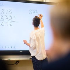Sachsen-Anhalt sucht Lehrerinnen und Lehrer. (Symbolbild) Foto: Julian Stratenschulte/dpa