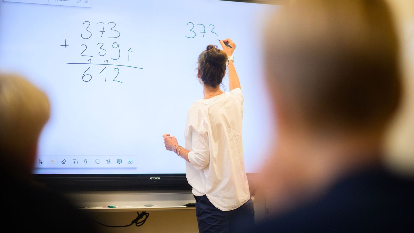 Sachsen-Anhalt sucht Lehrerinnen und Lehrer. (Symbolbild) Foto: Julian Stratenschulte/dpa