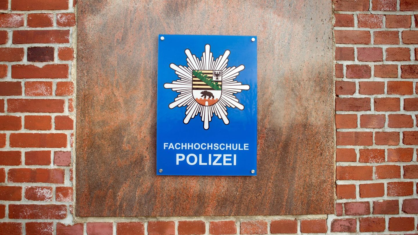 Die Polizei untersucht, ob bei einer Feier an der Hochschule rassistische Parolen gerufen wurden. (Archivbild) Foto: Klaus-Dietm