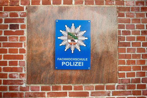 Die Polizei untersucht, ob bei einer Feier an der Hochschule rassistische Parolen gerufen wurden. (Archivbild) Foto: Klaus-Dietm