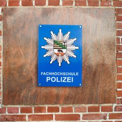 Die Polizei untersucht, ob bei einer Feier an der Hochschule rassistische Parolen gerufen wurden. (Archivbild) Foto: Klaus-Dietm