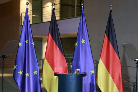 Flaggen der EU und Deutschlands