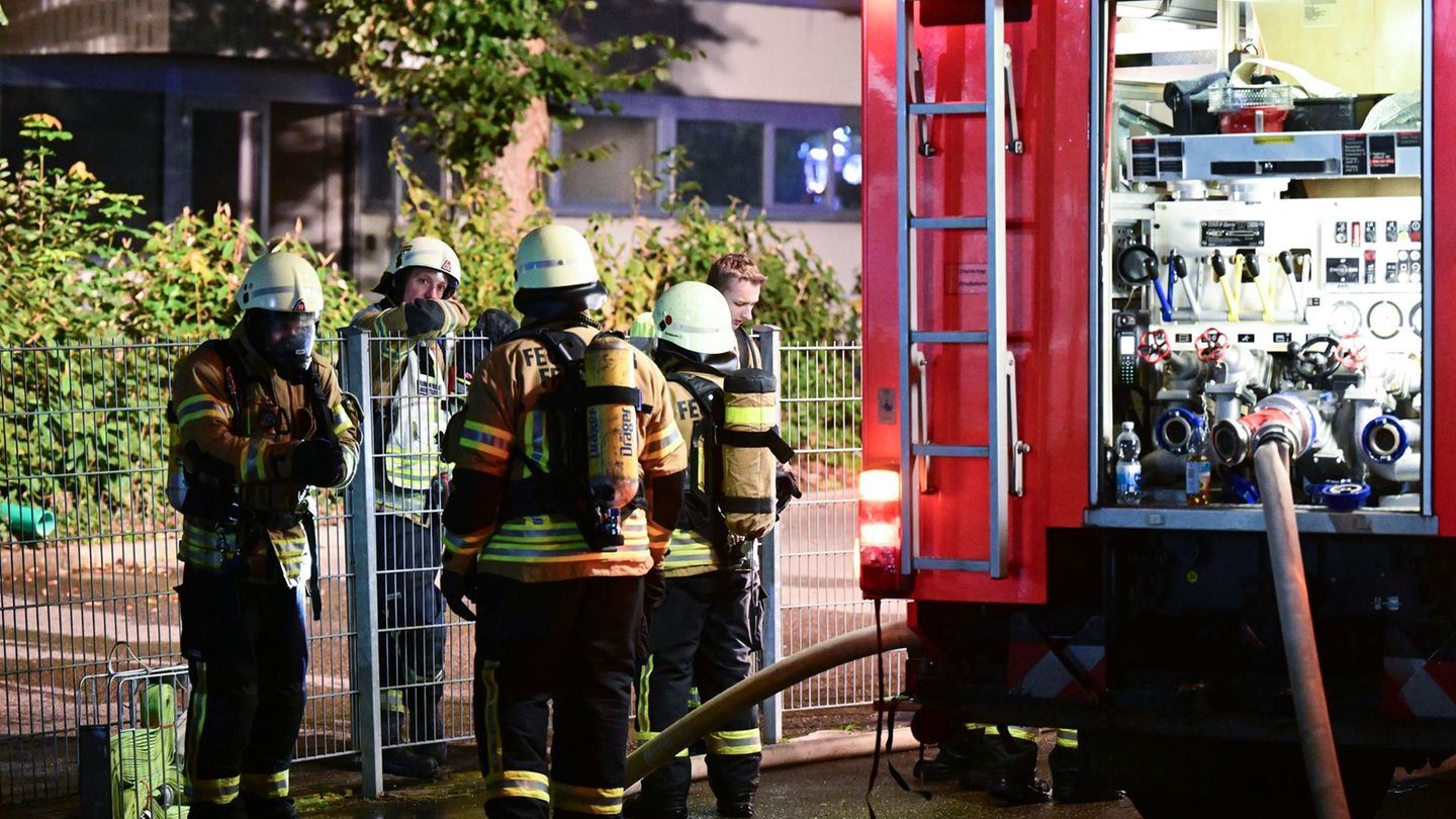 Auch am Morgen sind die Feuerwehrleute mit Nachlöscharbeiten beschäftigt. Foto: Bernd Weißbrod/dpa