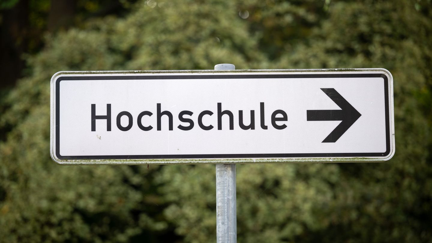 Der Weg zur Hochschule: Für immer mehr Menschen ist das ihr Arbeitsweg, ob in Verwaltung, Lehre oder Ausbildung. (Symbolbild) Fo