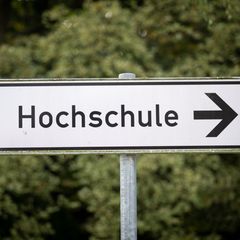 Der Weg zur Hochschule: Für immer mehr Menschen ist das ihr Arbeitsweg, ob in Verwaltung, Lehre oder Ausbildung. (Symbolbild) Fo