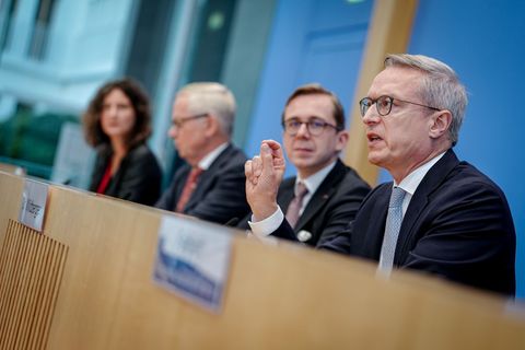Der NKR stellt seinen Jahresbericht zusammen mit Digitalisierungsminister Karsten Wildberger (CDU) und dem Parlamentarischen Sta
