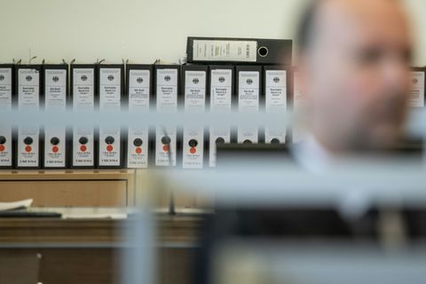 Amtsstube mit Aktenordnern