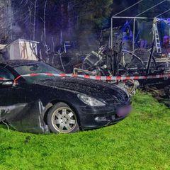 In dem ausgebrannten Wohnwagen auf dem Campingplatz im Vogelsbergkreis fanden die Einsatzkräfte der Feuerwehr eine Leiche. Foto: