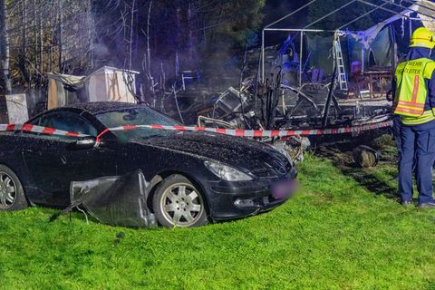 In dem ausgebrannten Wohnwagen auf dem Campingplatz im Vogelsbergkreis fanden die Einsatzkräfte der Feuerwehr eine Leiche. Foto:
