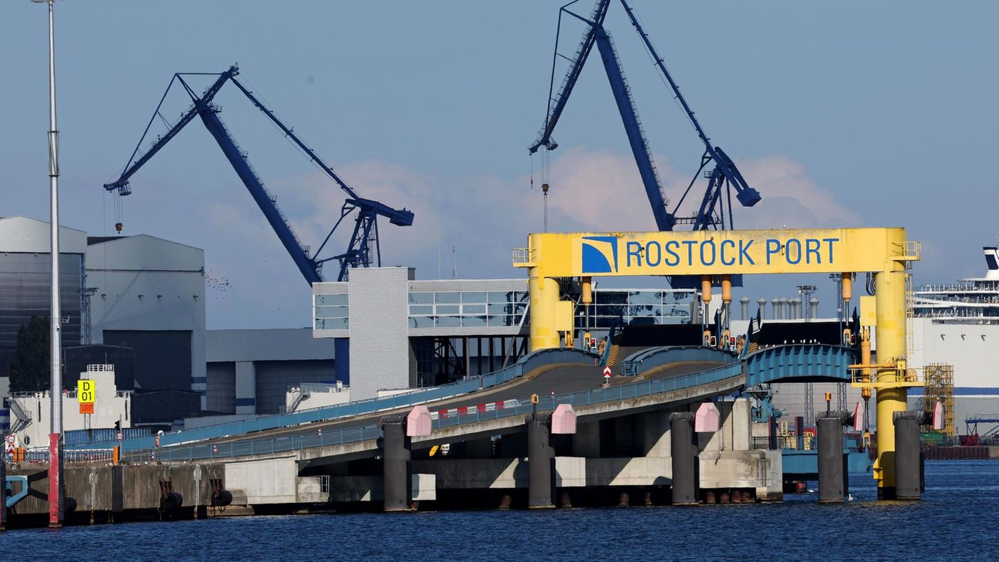 Das Fährterminal im Überseehafen Rostock an der Ostsee