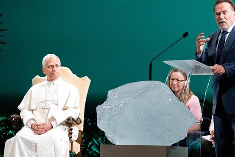 Arnold Schwarzenegger und Papst Leo XIV. bei der Konferenz "Raising Hope for Climate Justice".