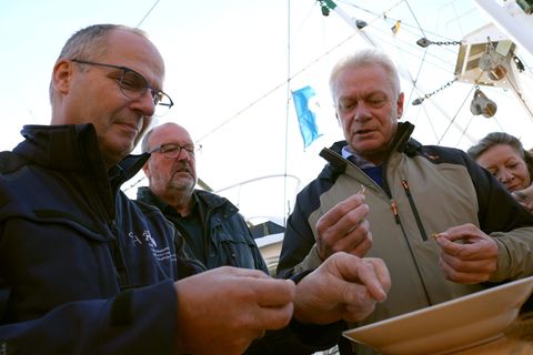 Am Anfang nicht ganz leicht für bayerische Finger: Alois Rainer (3. von links, CSU) und Werner Schwarz (links, CDU) beim Krabben