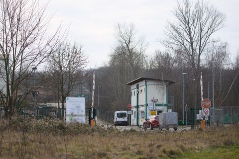 Die Staatsanwaltschaft wirft der Frau vor, das Mädchen Anfang Februar in ihrer Wohnung in Freital lebend zur Welt gebracht und g