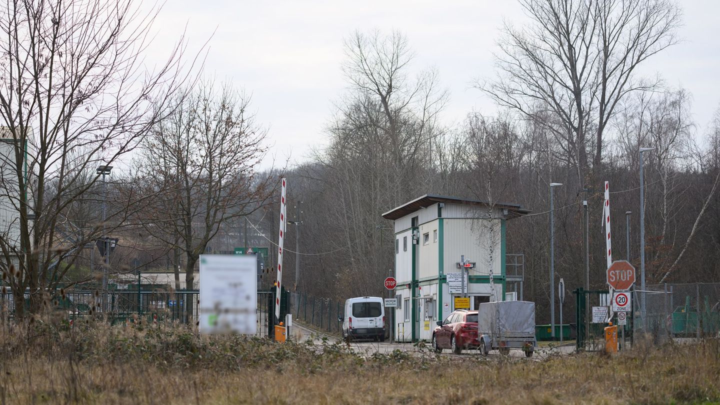 Die Staatsanwaltschaft wirft der Frau vor, das Mädchen Anfang Februar in ihrer Wohnung in Freital lebend zur Welt gebracht und g