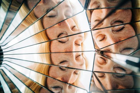 Die Kunst der Konzentration: Gesicht mit geschlossenen Augen, vielfach gespiegelt in einer kaleidoskopischen Reflexion