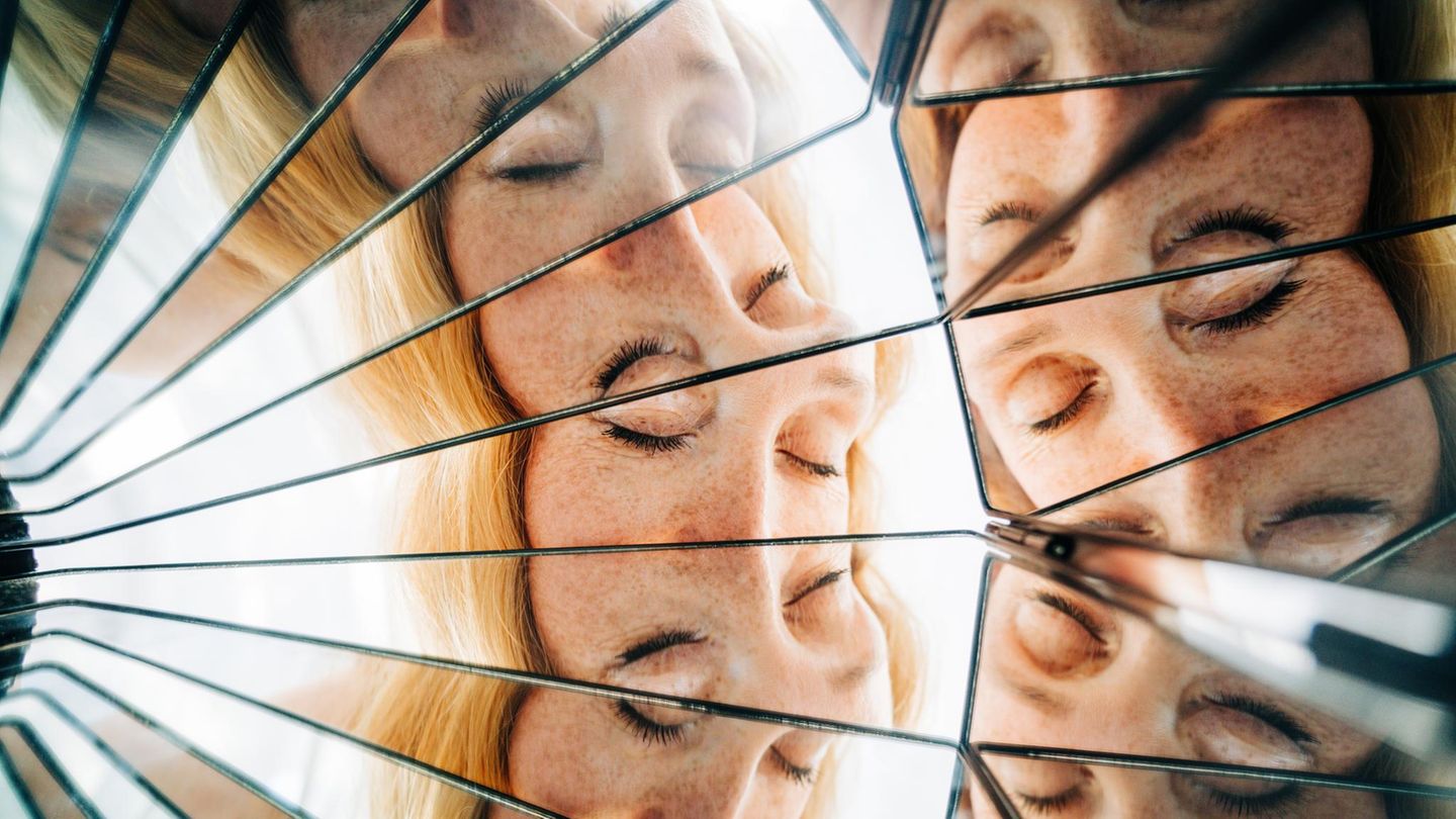 Die Kunst der Konzentration: Gesicht mit geschlossenen Augen, vielfach gespiegelt in einer kaleidoskopischen Reflexion