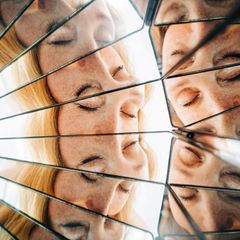 Die Kunst der Konzentration: Gesicht mit geschlossenen Augen, vielfach gespiegelt in einer kaleidoskopischen Reflexion