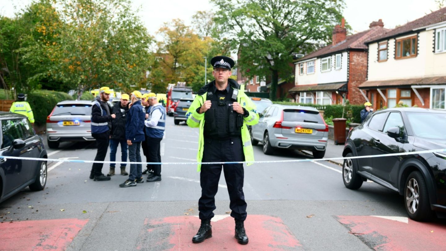 Polizist hinter Absperrung in Manchester